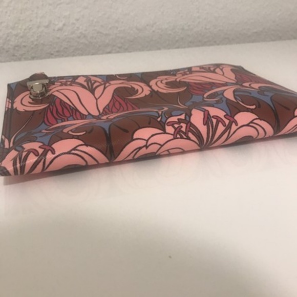 PRADA - Picture 7 of 8